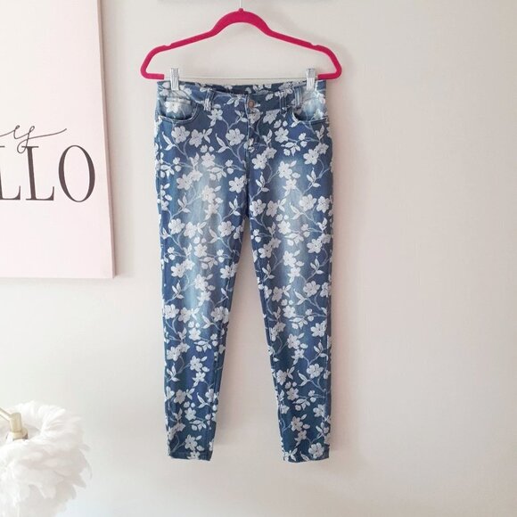 EUC Suko Jeans blue & white floral print faded denim jeans, 4 - Picture 7 of 9